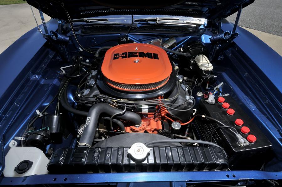 Моторный отсек Dodge Charger R/T Hemi With Ramcharger Hood Option (WS23) 1971 года  (фото 18 из 40)